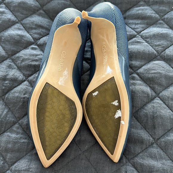 Calvin Klein Mitten Heel Pumps Size 7.5 Navy Blue - Picture 3 of 3